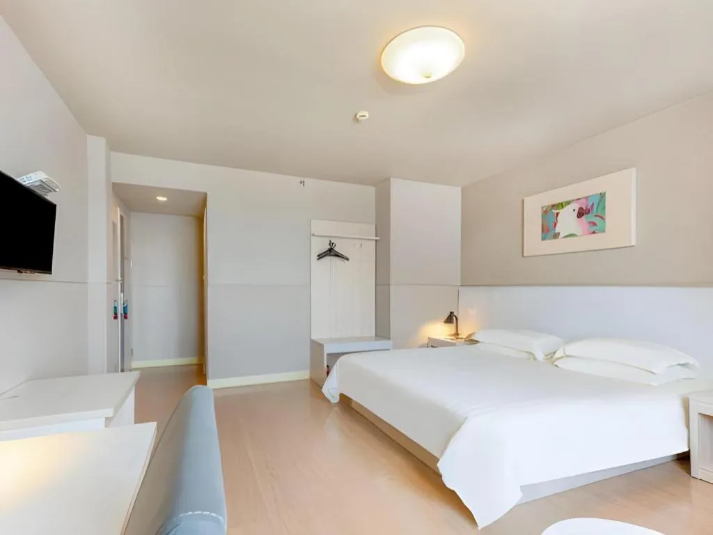 Bed in Jinjiang Inn Zhuhai Xiangzhou Qinglv Middle Road Theater