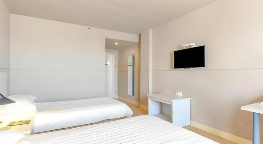 Bed in Jinjiang Inn Zhuhai Xiangzhou Qinglv Middle Road Theater