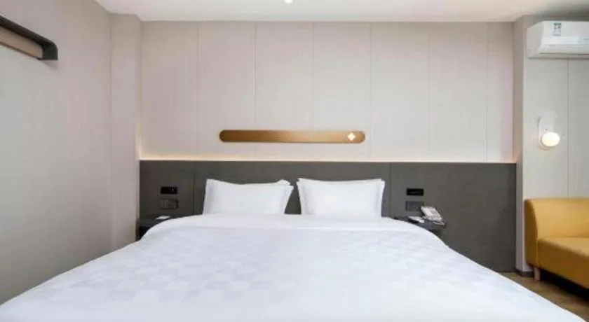 Bed in Jinjiang Inn Zhuhai Xiangzhou Qinglv Middle Road Theater