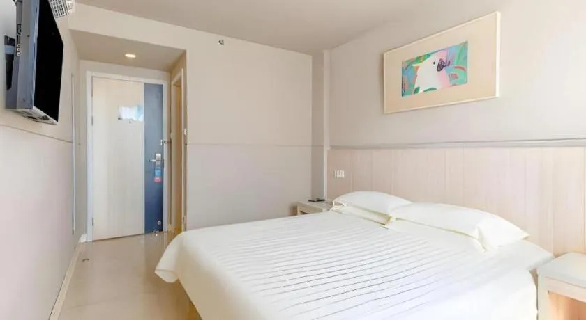 Bed in Jinjiang Inn Zhuhai Xiangzhou Qinglv Middle Road Theater