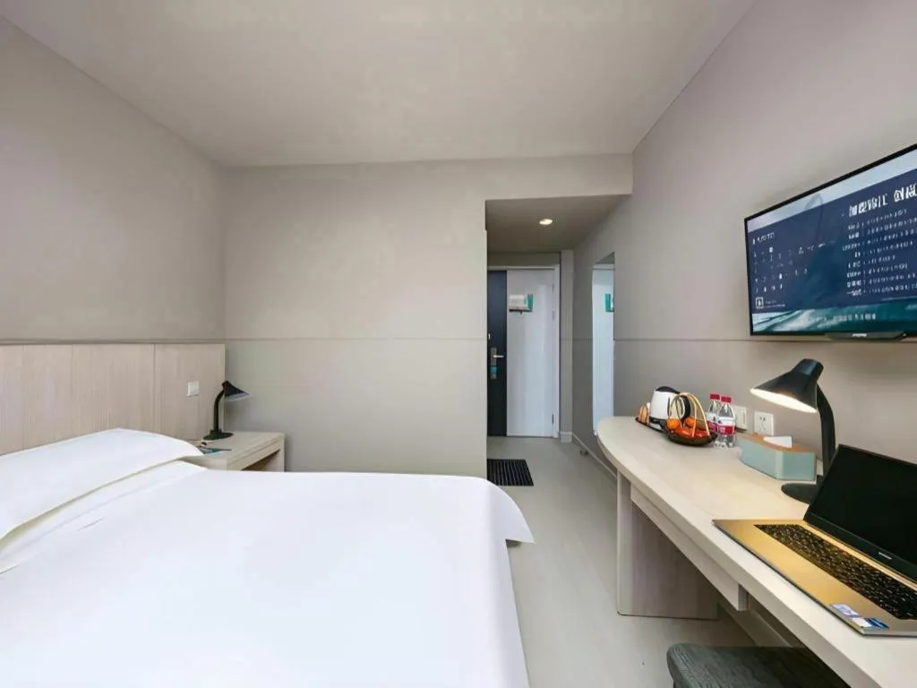 Bed in JinJiang Inn Chendu Taikoo Li Dongfeng Bridge