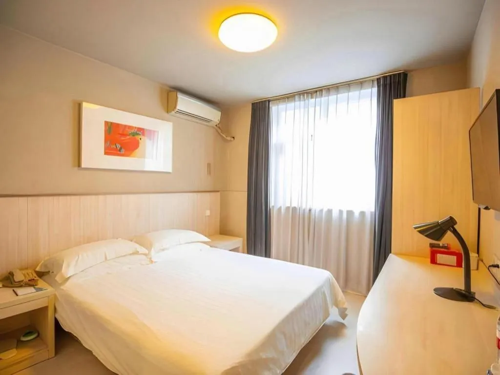 Bed in JinJiang Inn Chendu Taikoo Li Dongfeng Bridge
