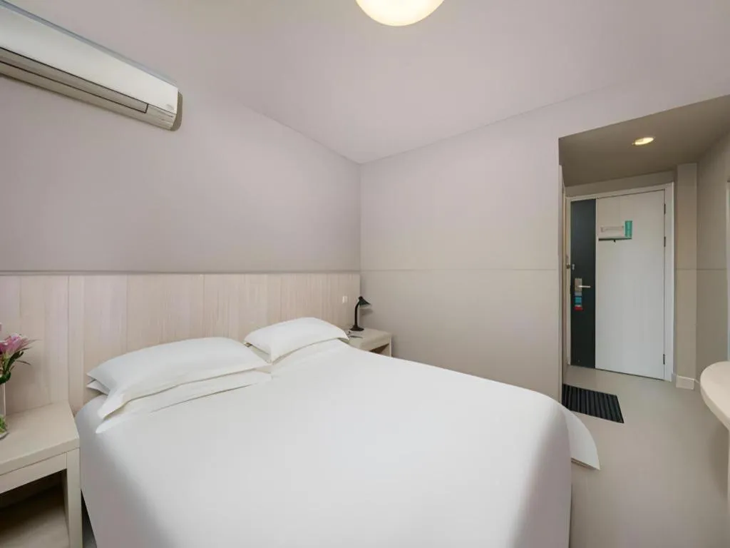 Bed in JinJiang Inn Chendu Taikoo Li Dongfeng Bridge