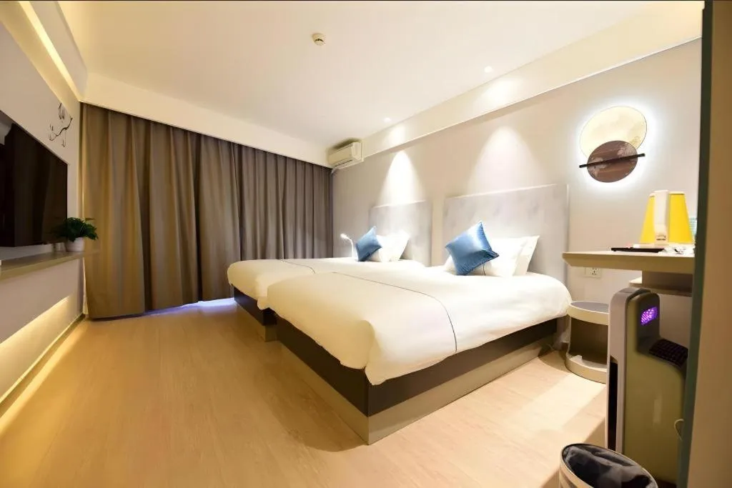 Bed in JinJiang Inn Chendu Taikoo Li Dongfeng Bridge