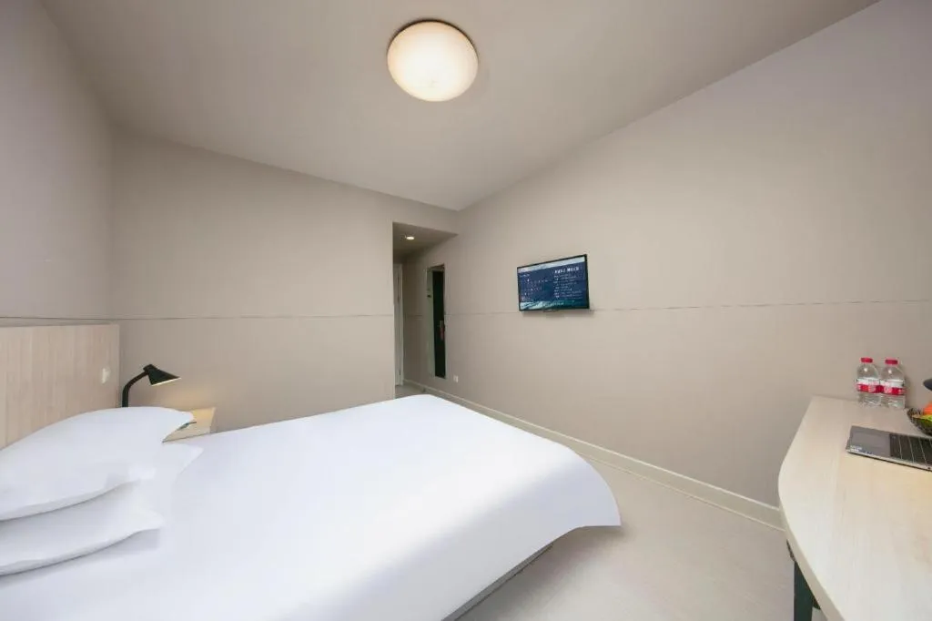 Bed in JinJiang Inn Chendu Taikoo Li Dongfeng Bridge