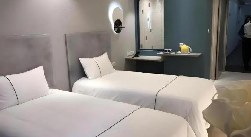 Bed in JinJiang Inn Chendu Taikoo Li Dongfeng Bridge