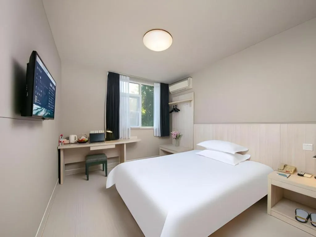 Bed in JinJiang Inn Chendu Taikoo Li Dongfeng Bridge