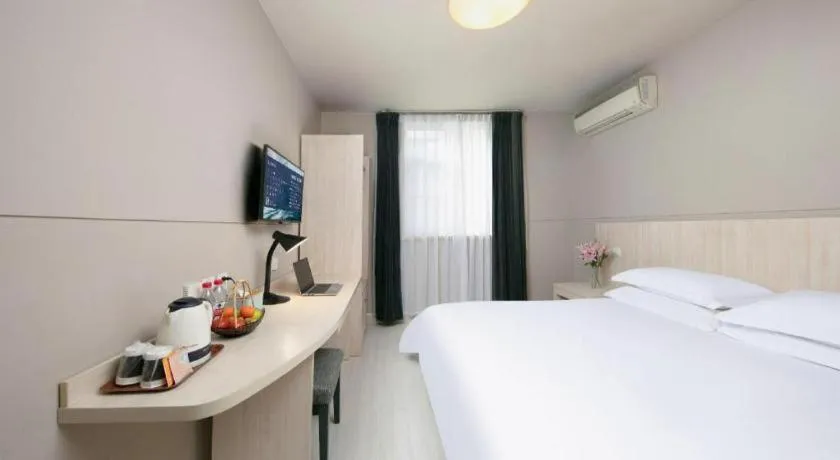 Bed in JinJiang Inn Chendu Taikoo Li Dongfeng Bridge