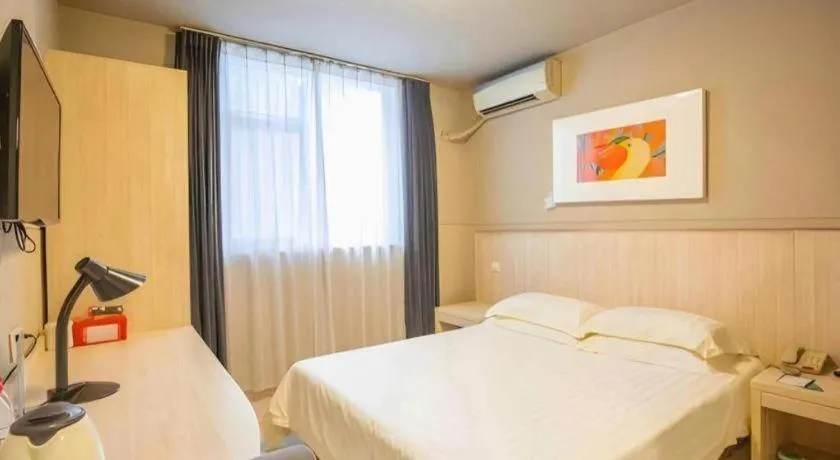 Bed in JinJiang Inn Chendu Taikoo Li Dongfeng Bridge