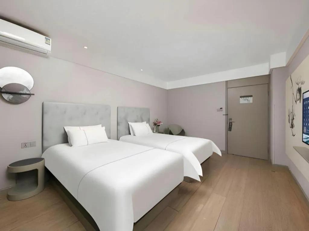 Bed in JinJiang Inn Chendu Taikoo Li Dongfeng Bridge