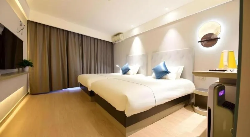 Bed in JinJiang Inn Chendu Taikoo Li Dongfeng Bridge