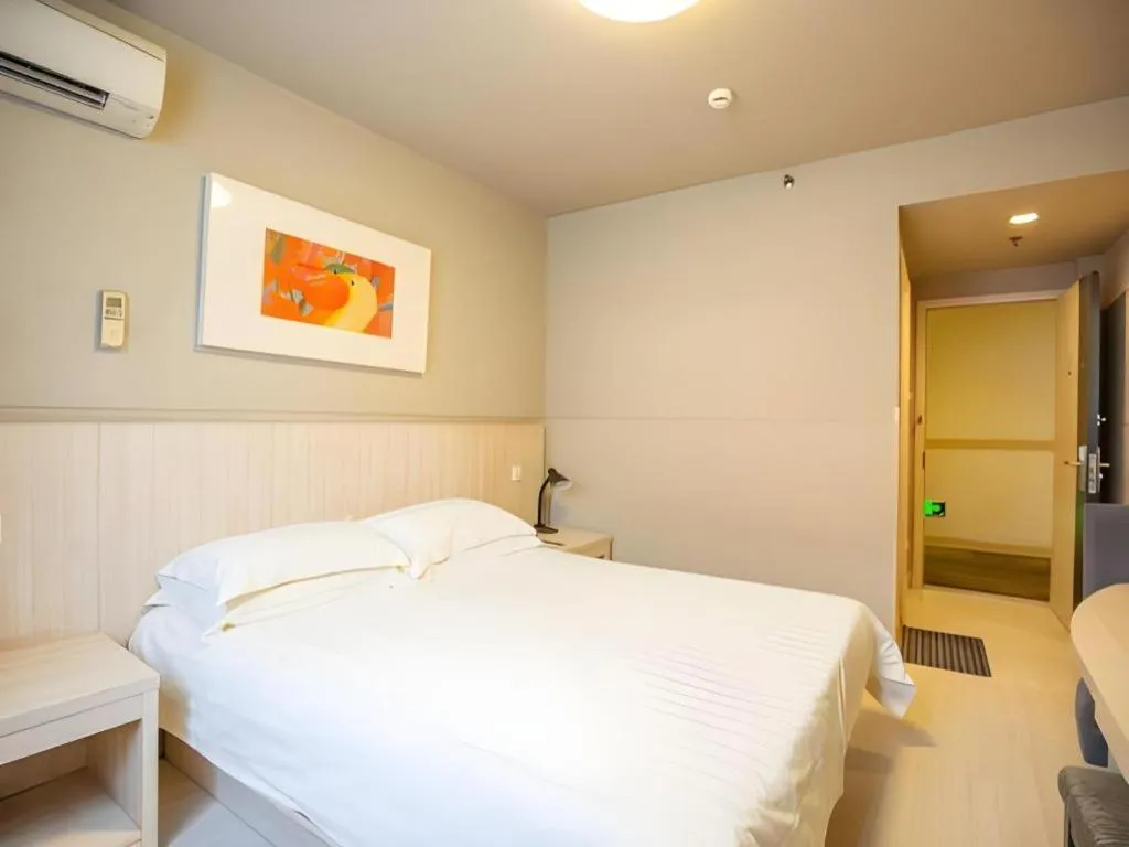 Bed in JinJiang Inn Chendu Taikoo Li Dongfeng Bridge