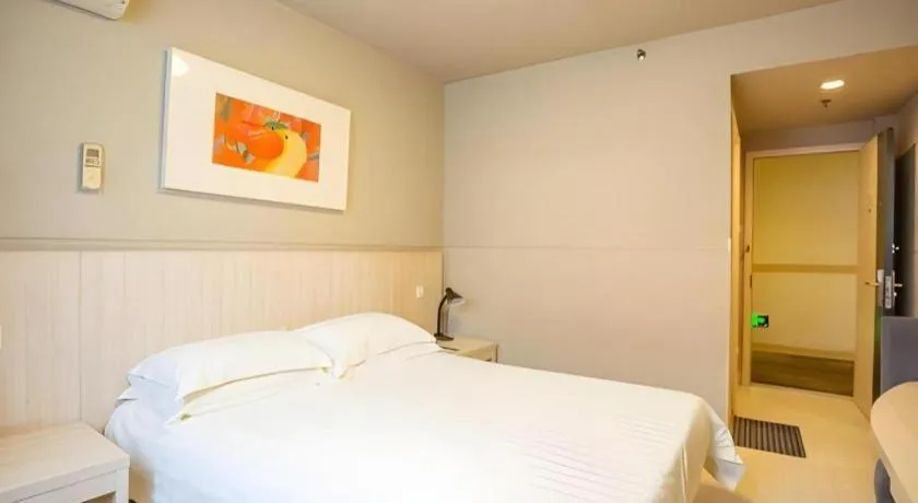 Bed in JinJiang Inn Chendu Taikoo Li Dongfeng Bridge