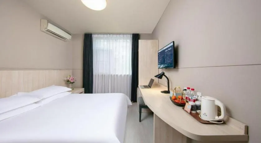 Bed in JinJiang Inn Chendu Taikoo Li Dongfeng Bridge