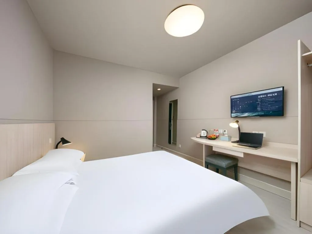 Bed in JinJiang Inn Chendu Taikoo Li Dongfeng Bridge