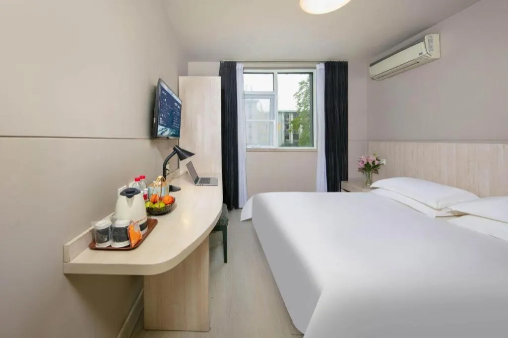 Bed in JinJiang Inn Chendu Taikoo Li Dongfeng Bridge