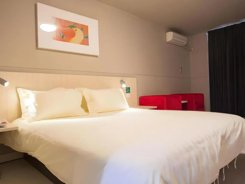 Bed in Jinjiang Inn Shanghai Lujiazui