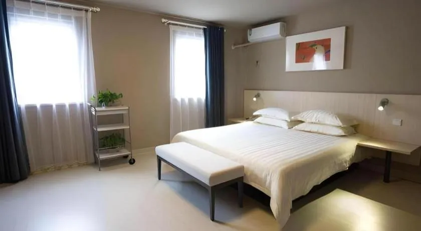 Bed in Jinjiang Inn Shanghai Lujiazui