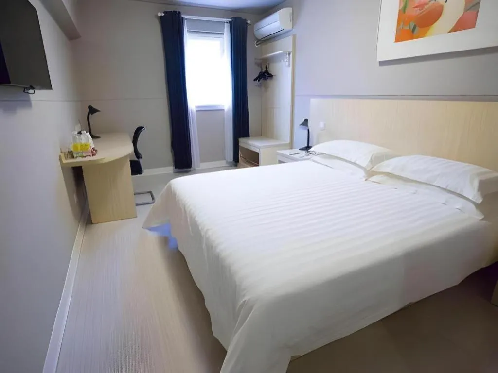 Bed in Jinjiang Inn Shanghai Lujiazui