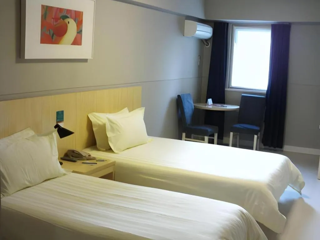 Bed in Jinjiang Inn Shanghai Lujiazui