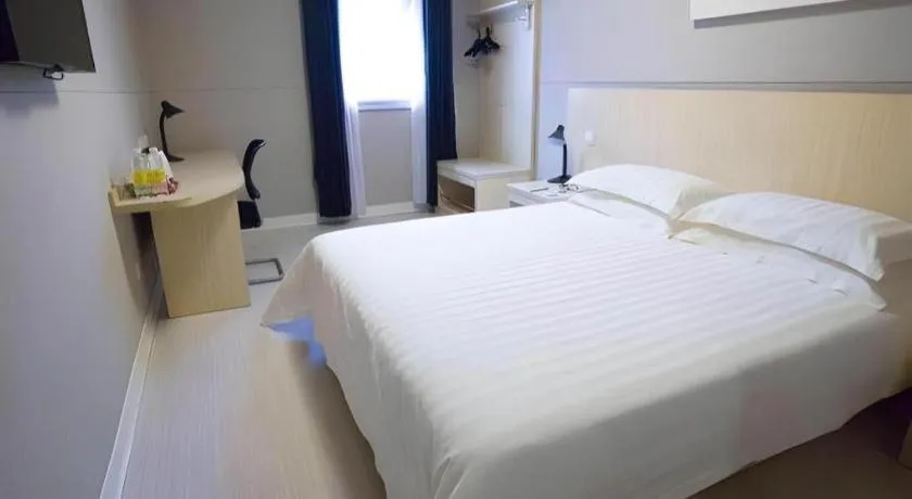 Bed in Jinjiang Inn Shanghai Lujiazui