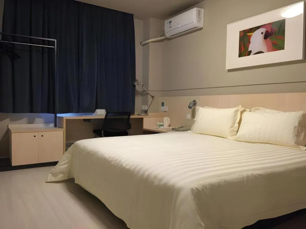Bed in Jinjiang Inn Shanghai Lujiazui