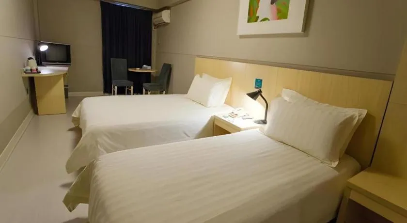 Bed in Jinjiang Inn Shanghai Lujiazui