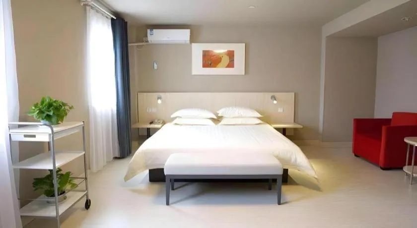 Bed in Jinjiang Inn Shanghai Lujiazui