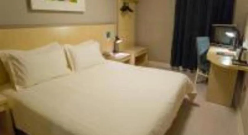 Bed in Jinjiang Inn Shanghai Lujiazui