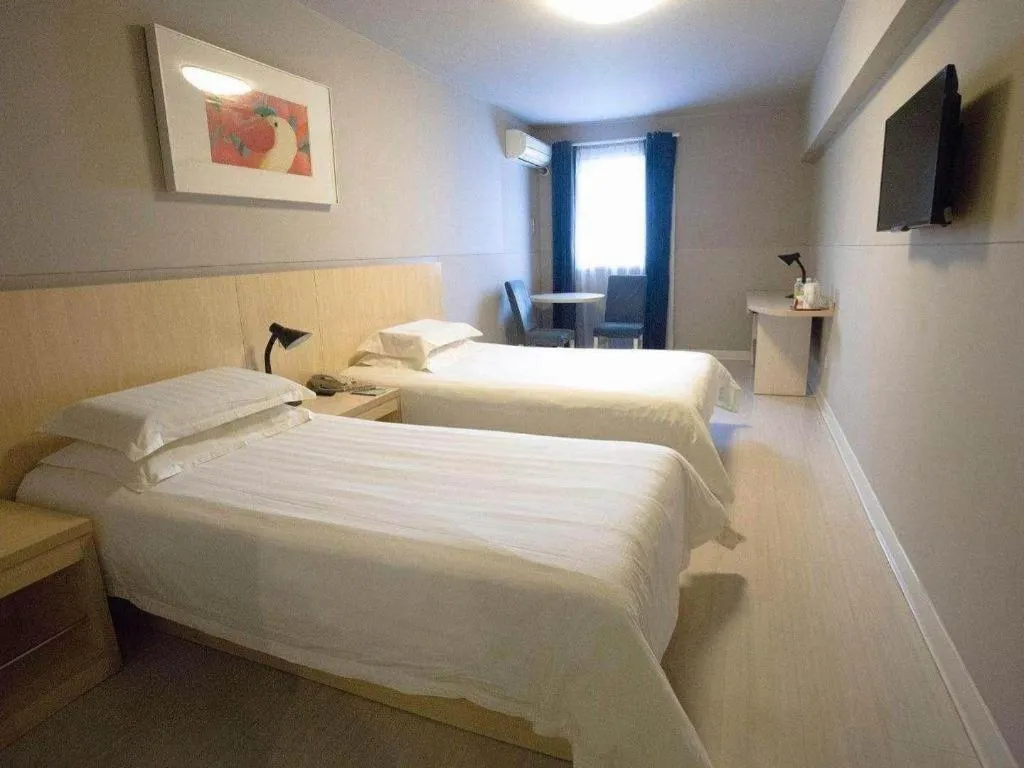Bed in Jinjiang Inn Shanghai Lujiazui