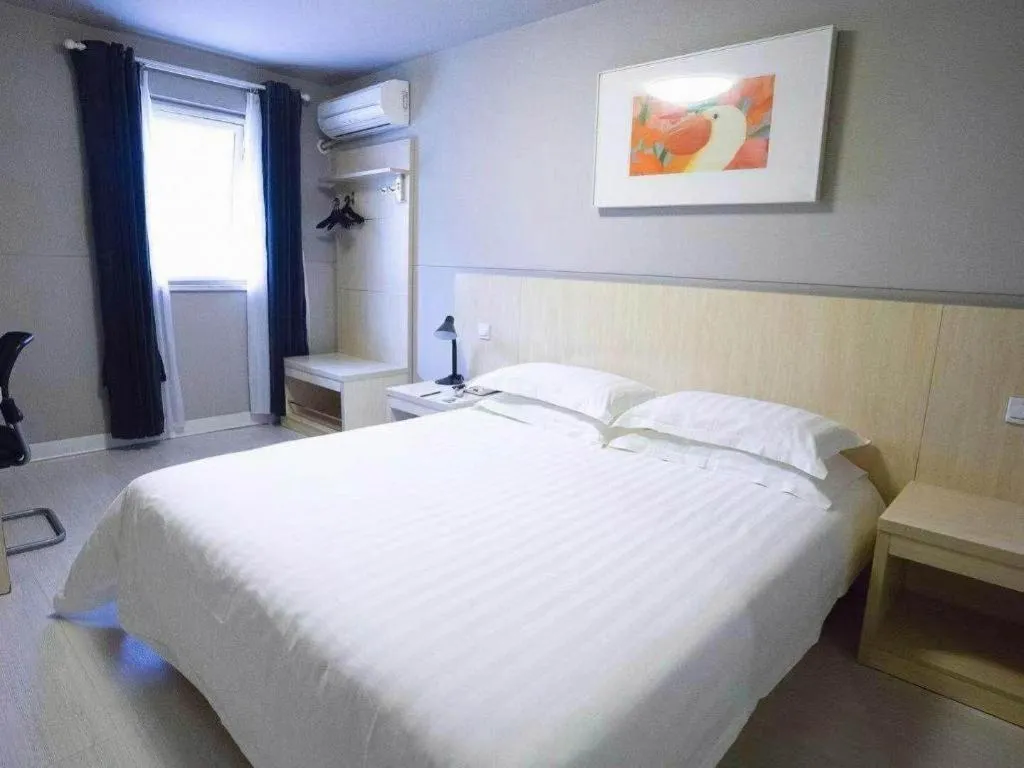 Bed in Jinjiang Inn Shanghai Lujiazui