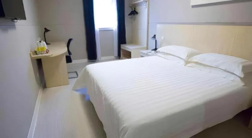 Bed in Jinjiang Inn Shanghai Lujiazui