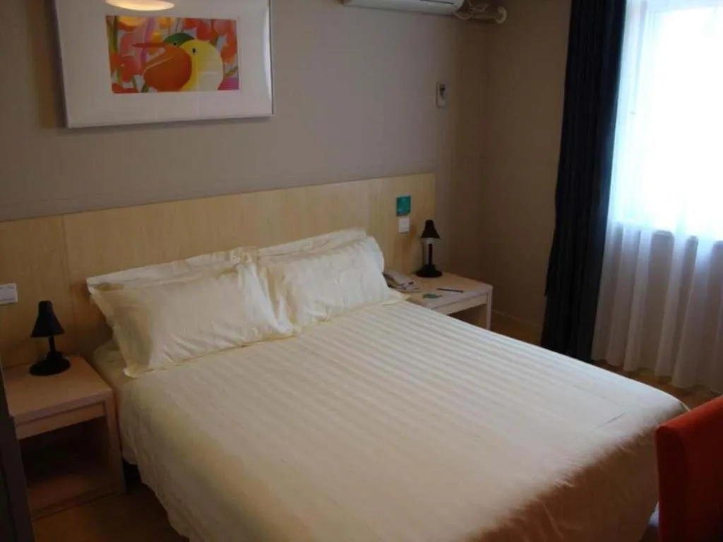 Bed in Jinjiang Inn Shenyang Northeastern University