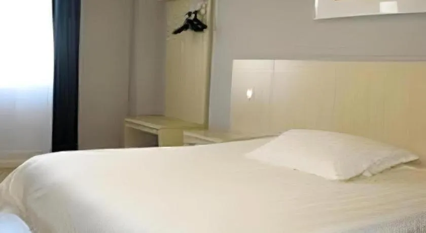 Bed in Jinjiang Inn Shenyang Northeastern University