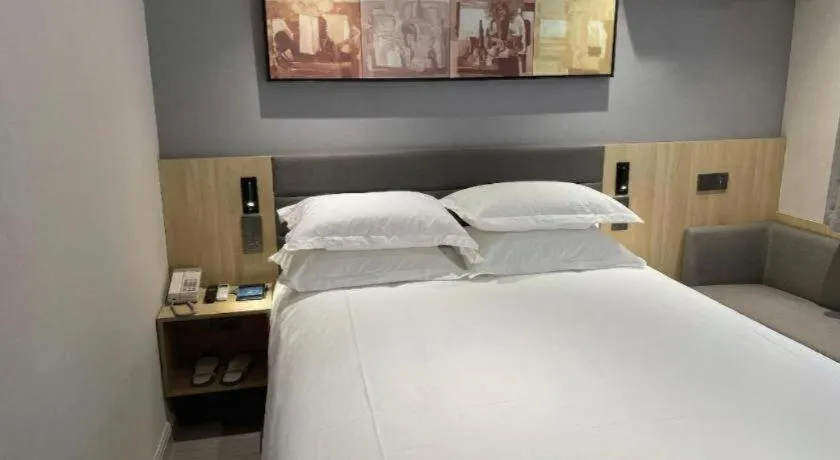 Bed in Jinjiang Inn Wuhan Wansongyuan Food Street Qushui Building