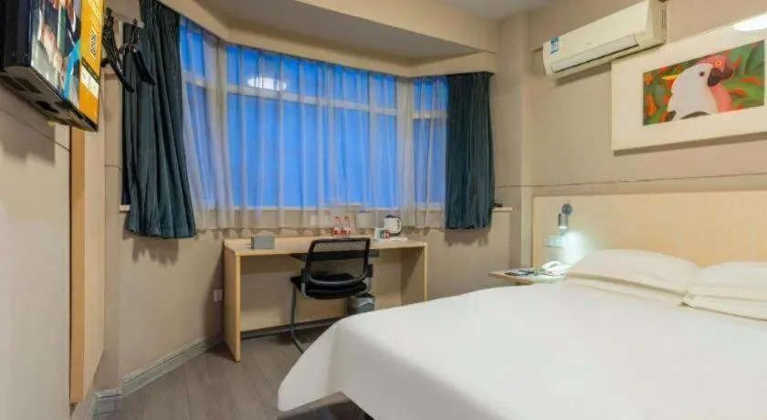 Bed in Jinjiang Inn Wuhan Wansongyuan Food Street Qushui Building