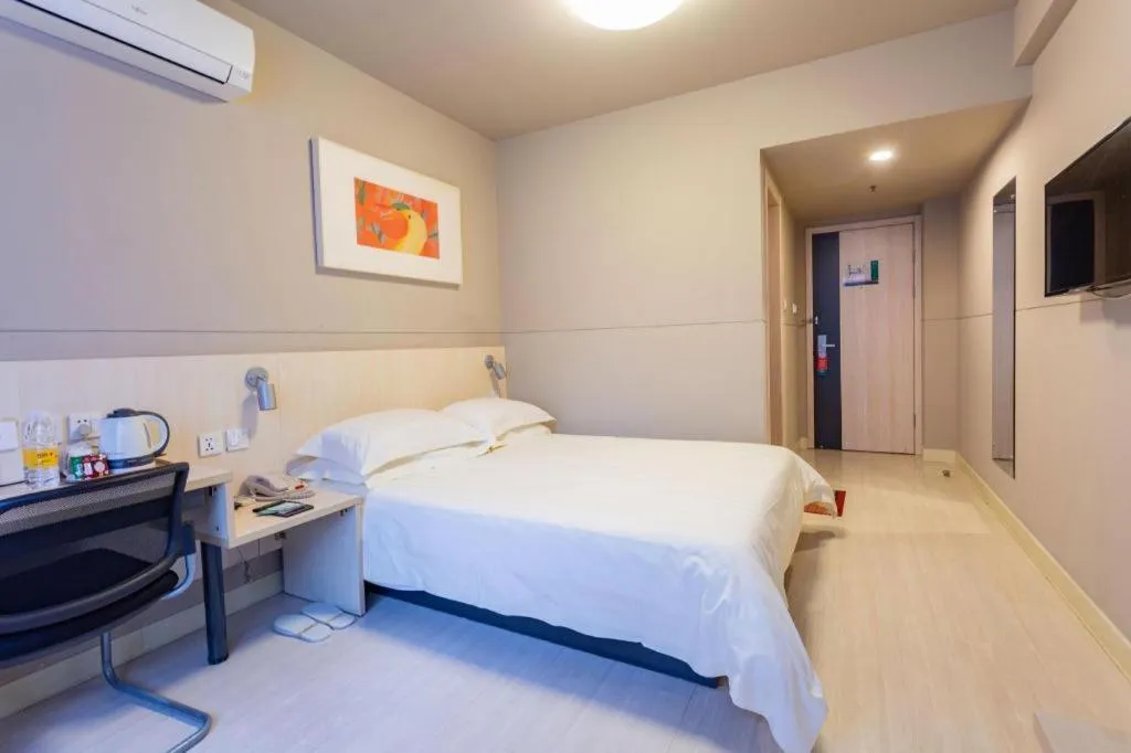 Bed in Jinjiang Inn Wuhan Wansongyuan Food Street Qushui Building