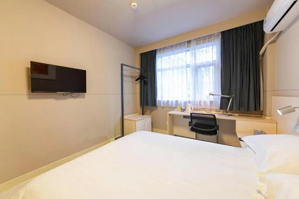 Bed in Jinjiang Inn Wuhan Wansongyuan Food Street Qushui Building