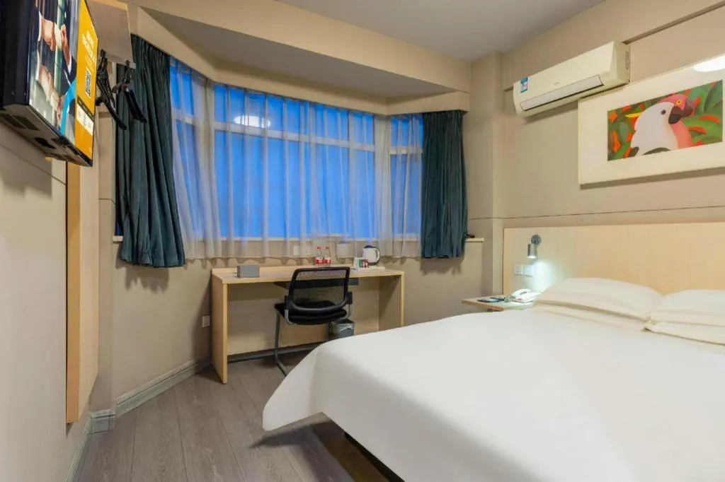 Bed in Jinjiang Inn Wuhan Wansongyuan Food Street Qushui Building