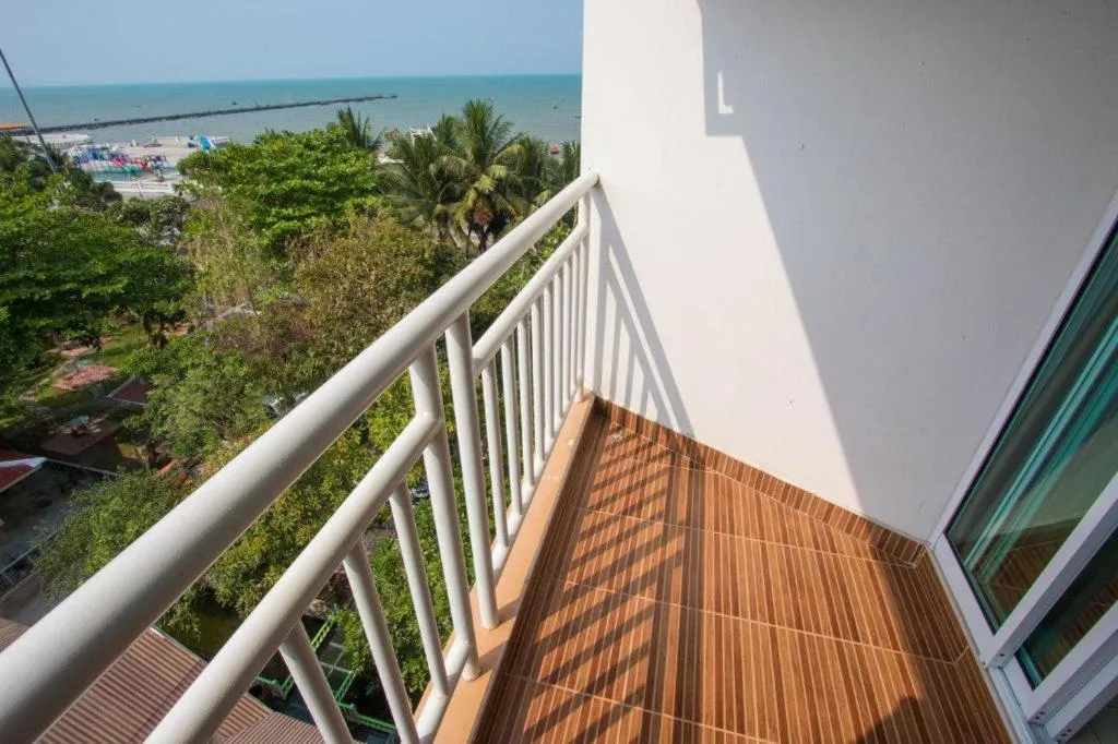 Nana Chat Bangsaen Hotel