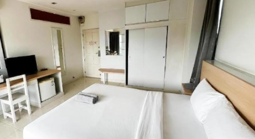 Bed in Nana Chat Bangsaen Hotel