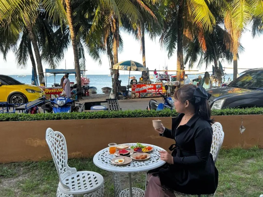 Nana Chat Bangsaen Hotel