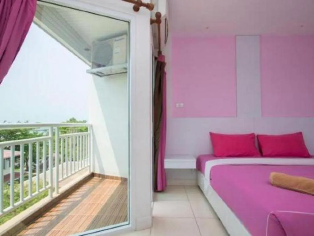 Bed in Nana Chat Bangsaen Hotel