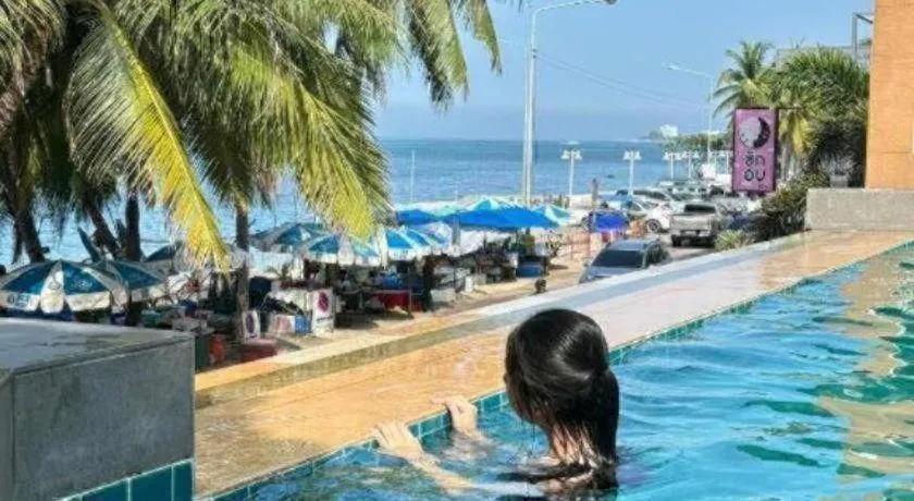 Nana Chat Bangsaen Hotel