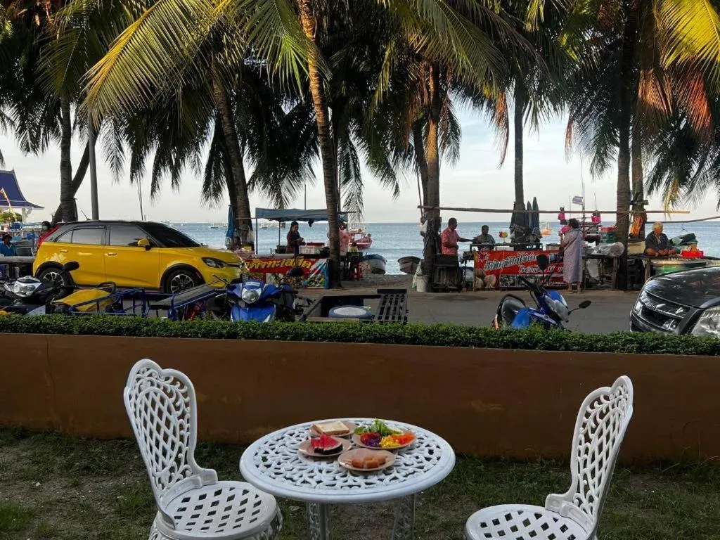 Nana Chat Bangsaen Hotel