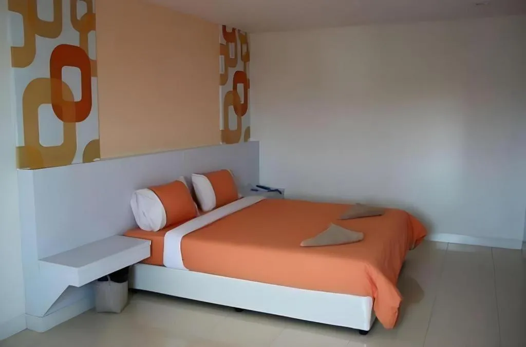 Bed in Nana Chat Bangsaen Hotel