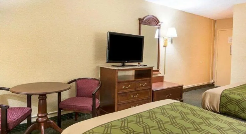 Bed in Econo Lodge Near Quantico Marine Base