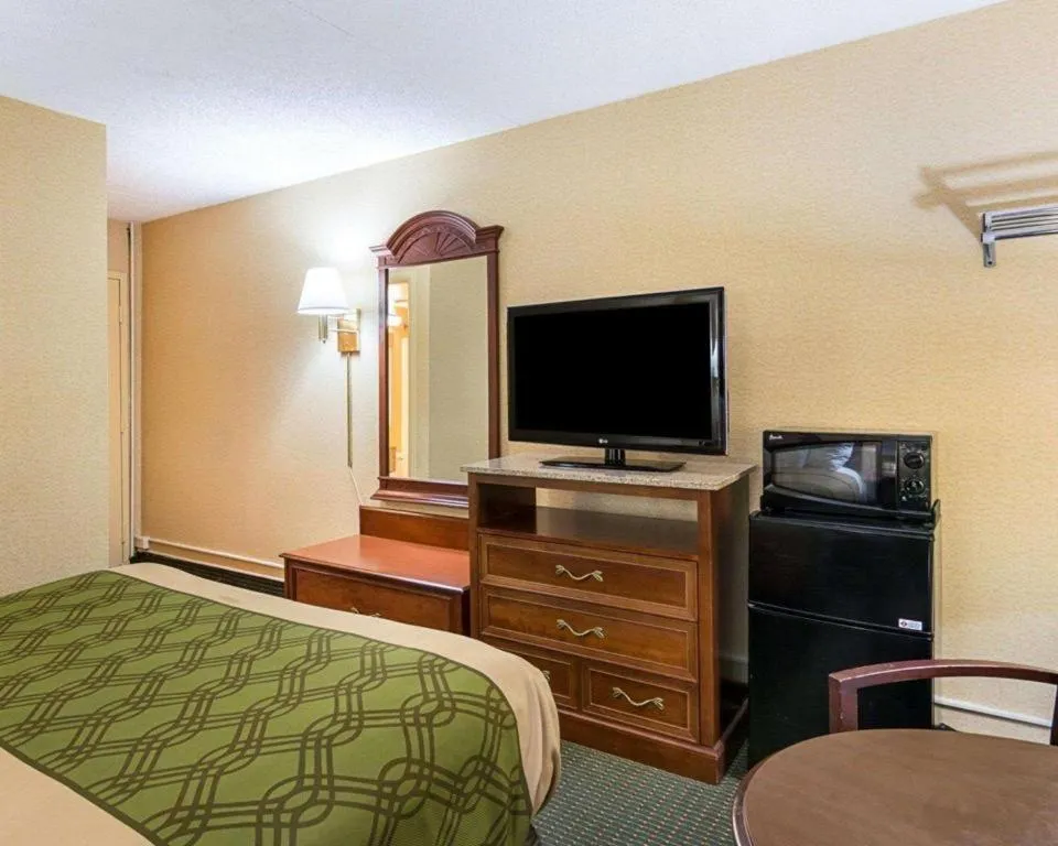 Bed in Econo Lodge Near Quantico Marine Base