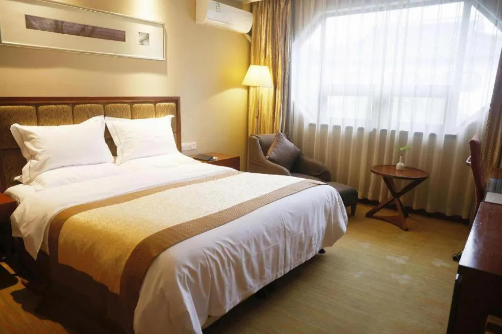 Bed in Yangzhou Hentique Huijin Resort Hotel