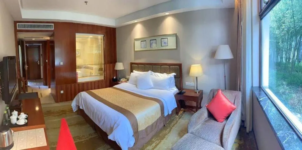 Bed in Yangzhou Hentique Huijin Resort Hotel